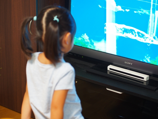 テレビを見る女の子