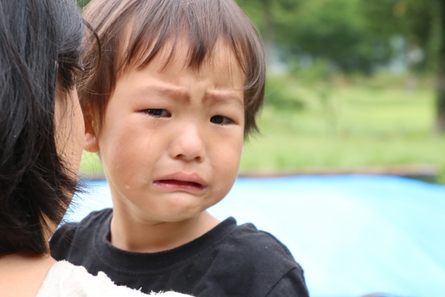 泣く男の子